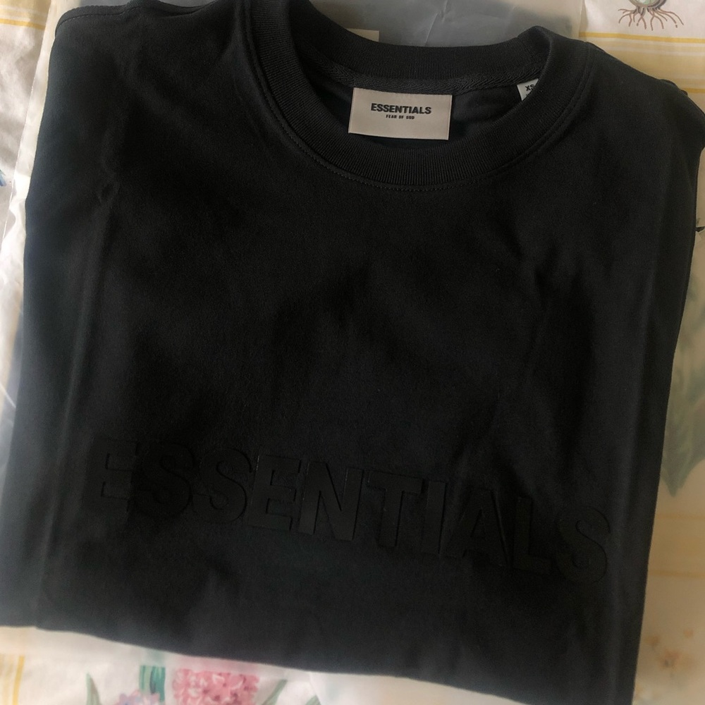 Essentials fear of god black tee small